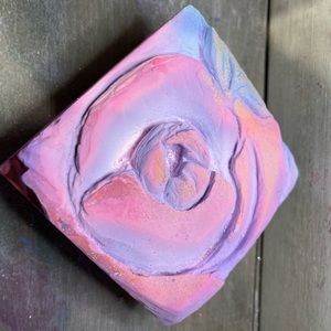 Dyed and carved gym chalk flower